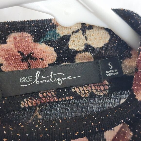 BKE Boutique Buckle Top Blouse Womens Small Black Wrap Floral Choker Metallic‎ - Picture 11 of 16